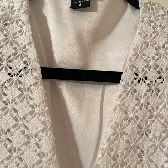 Very beautiful white wrap eyelet dress. Very good condition, only been worn once - Picture 2 of 8